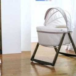 Bright Starts FoldAway Rocking Wood Bassinet - Carrington -Babygyms || hobbelfiguren || vormenstoven Winkel 550x309 37