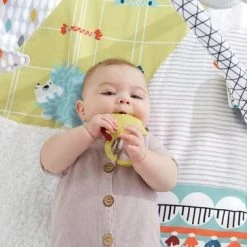 Fisher-Price Baby Gym - Speelmat Met 21 Zintuigelijke Ontdekkingsspeeltjes -Babygyms || hobbelfiguren || vormenstoven Winkel 550x364 1