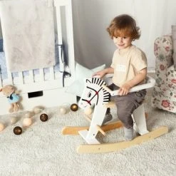 Mamabrum Houten Hobbelpaard - Wit - Hobbel Paard / Dier Schommelpaard Hobbeldier Wip Schommeldier Hout - 1 2 3 4 Jaar - Hobbelfiguur Baby Hobbeldieren Schommelpaardje Schommeldieren -Babygyms || hobbelfiguren || vormenstoven Winkel 550x366 145