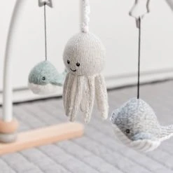Flow Amsterdam - Baby Gym Ocean - Belletje - Trilknuffel - Melodietje -Babygyms || hobbelfiguren || vormenstoven Winkel 550x366 60
