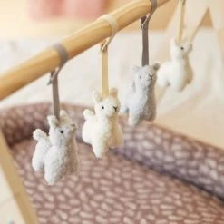 Jollein Babygym Speeltjes - Lama - 4 Stuks -Babygyms || hobbelfiguren || vormenstoven Winkel 550x366 65