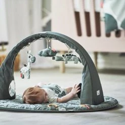 Done By Deer Tiny Tropics Baby Gym -Babygyms || hobbelfiguren || vormenstoven Winkel 550x371 3