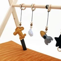 Skodie Babygym - Houten Baby Speelgoed - Handgemaakt - Speelboog - Duurzaam - Vanaf 0 Maanden -Babygyms || hobbelfiguren || vormenstoven Winkel 550x374 1