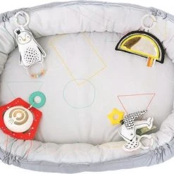 Taf Toys Babynestje En Babygym In 2 In 1 Met Afneembare Bogen En Speeltjes - Met Licht En Afneembaar Muziekdoosje -Babygyms || hobbelfiguren || vormenstoven Winkel 550x391
