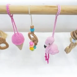 Louas Loua's Favorites Houten Babygym Roze Met Gehaakte En Houten Speeltjes - Gehaakte - Babyspeelgoed - Baby Speelgoed 0 Jaar - Babygym Hout - Baby Gym - Flamingo - Baby Speelrek - Baby Rek -Babygyms || hobbelfiguren || vormenstoven Winkel 550x428