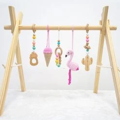 Louas Loua's Favorites Houten Babygym Roze Met Gehaakte En Houten Speeltjes - Gehaakte - Babyspeelgoed - Baby Speelgoed 0 Jaar - Babygym Hout - Baby Gym - Flamingo - Baby Speelrek - Baby Rek