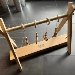 InnoFriends - Babygym - Hout - 4 Hangers - Baby Cadeau - Kraam Cadeau - Babyshower - Baby Speelgoed 0 Jaar -Babygyms || hobbelfiguren || vormenstoven Winkel 550x458 2