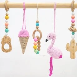 Louas Loua's Favorites Houten Babygym Roze Met Gehaakte En Houten Speeltjes - Gehaakte - Babyspeelgoed - Baby Speelgoed 0 Jaar - Babygym Hout - Baby Gym - Flamingo - Baby Speelrek - Baby Rek -Babygyms || hobbelfiguren || vormenstoven Winkel 550x491 1