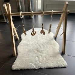 InnoFriends - Babygym - Hout - 4 Hangers - Baby Cadeau - Kraam Cadeau - Babyshower - Baby Speelgoed 0 Jaar -Babygyms || hobbelfiguren || vormenstoven Winkel 550x514