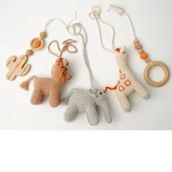 Merkloos Babygym Houten Baby Speelgoed Vanaf 0 Jaar - Kraamcadeau - Veilig - Ce Gecertificeerd - Houten Speelgoed - 5 Hangers - Gehaakt - Babyshower Cadeau - Hout - Verschillende Kleuren - Olifant - Leeuw - Giraffe - Palmboom - Baby Gym - Baby Rek -Babygyms || hobbelfiguren || vormenstoven Winkel 550x550 100