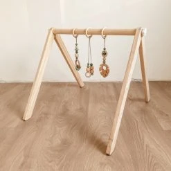 Friemel Babygym Monstera Bladeren Sage | Babygym - Babygymhangers - Bladeren - Monstera - Groen - Spelen - Speelplezier - Baby - Meisje - Jongen - Handgemaakt - Hout - Kraamcadeau - Babyshower