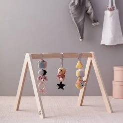 Kids Concept Kid's Concept Speeltjes BabyGym, Edvin -Babygyms || hobbelfiguren || vormenstoven Winkel 550x550 329