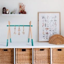 PRETTY PIP® Babygym Houten Baby Speelgoed Vanaf 0 Jaar - Kraamcadeau - Veilig - CE Gecertificeerd - Baby - Houten Speelgoed - Babyshower Cadeau - Beukenhout - Verschillende Kleuren- Zonder Hangers - Blauw Groen -Babygyms || hobbelfiguren || vormenstoven Winkel 550x550 407