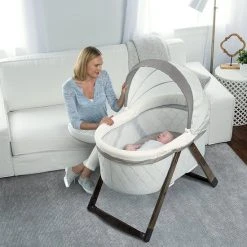 Bright Starts FoldAway Rocking Wood Bassinet - Carrington -Babygyms || hobbelfiguren || vormenstoven Winkel 550x550 597