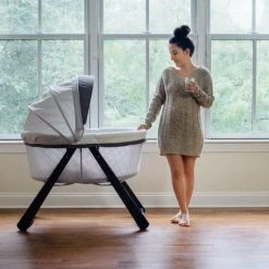 Bright Starts FoldAway Rocking Wood Bassinet - Carrington -Babygyms || hobbelfiguren || vormenstoven Winkel 550x550 600