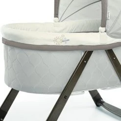 Bright Starts FoldAway Rocking Wood Bassinet - Carrington -Babygyms || hobbelfiguren || vormenstoven Winkel 550x550 601