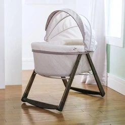 Bright Starts FoldAway Rocking Wood Bassinet - Carrington -Babygyms || hobbelfiguren || vormenstoven Winkel 550x550 604