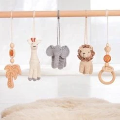 Merkloos Babygym Houten Baby Speelgoed Vanaf 0 Jaar - Kraamcadeau - Veilig - Ce Gecertificeerd - Houten Speelgoed - 5 Hangers - Gehaakt - Babyshower Cadeau - Hout - Verschillende Kleuren - Olifant - Leeuw - Giraffe - Palmboom - Baby Gym - Baby Rek