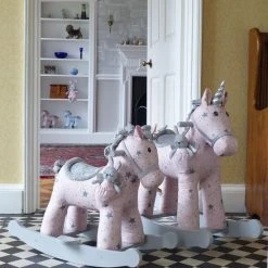 Little Bird Told Me - Celeste & Fae - Hobbelpaard - Roze - Vanaf 12 Maanden -Babygyms || hobbelfiguren || vormenstoven Winkel 550x660 3