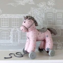 Little Bird Told Me - Celeste De Eenhoorn - Trekpaardje - Roze En Grijs -Babygyms || hobbelfiguren || vormenstoven Winkel 550x660 9