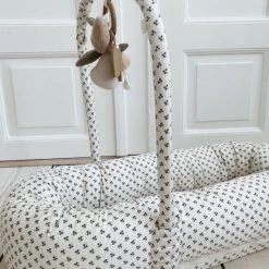 Konges Slöjd Konges Slojd - Babynestje Met Babygym - Rainbow Kitty -Babygyms || hobbelfiguren || vormenstoven Winkel 550x707 2