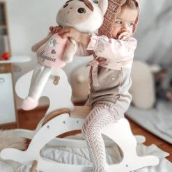 Mamabrum - Hobbelpaard - Wit - Schommelpaard - Hobbeldier - Hout - Schommeldier Wip 1 2 3 Jaar Hobbelfiguur Baby Hobbeldieren Schommelpaardje Schommeldieren -Babygyms || hobbelfiguren || vormenstoven Winkel 550x712