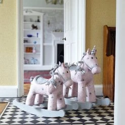 Little Bird Told Me - Celeste & Fae - Hobbelpaard - Roze - Vanaf 12 Maanden -Babygyms || hobbelfiguren || vormenstoven Winkel 550x732 4