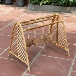 House Of Tods Babygym Dina Rotan Handgemaakt - Spelen - Baby - Inclusief Hangers - Met Geluid - Kraamcadeau - Natuurlijk - Duurzaam - Kinderkamer - Babykamer - 2021 - Exclusief Model -Babygyms || hobbelfiguren || vormenstoven Winkel 550x733 2