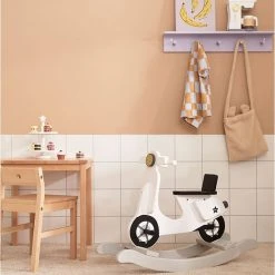 Kids Concept Kid’s Concept Hobbelscooter Wit -Babygyms || hobbelfiguren || vormenstoven Winkel 550x822 4